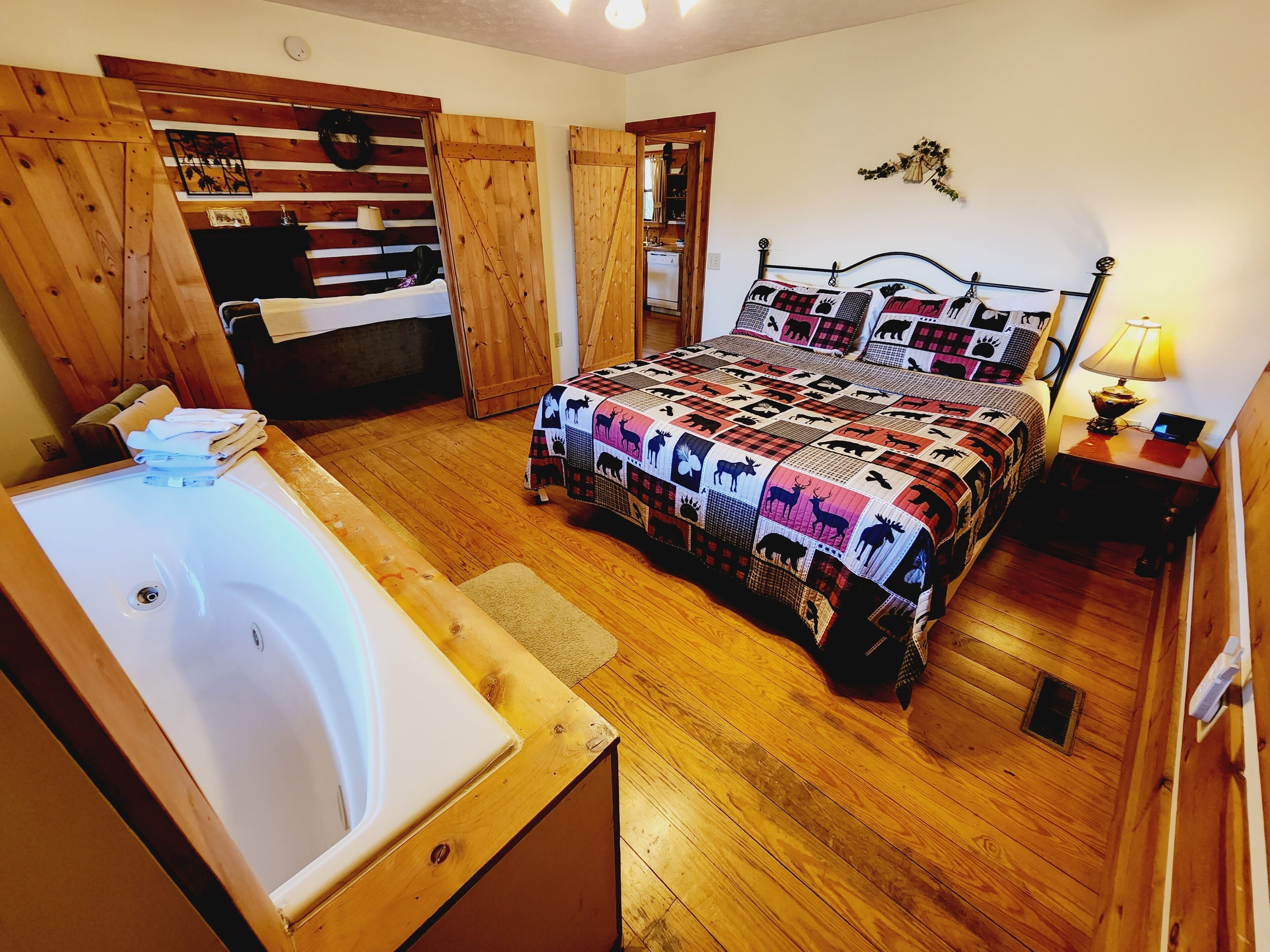 Private & Clean w Mtn Setting & a Brand New Hot Tub!