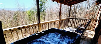 Maggie’s House Cabin: A Cozy Retreat with Mountain Views, Hot Tub, and Jacuzzi
