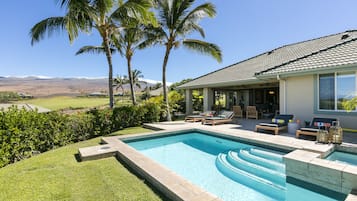 Una piscina al aire libre, una piscina climatizada