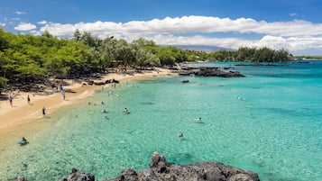 Beach nearby, sun loungers, beach towels