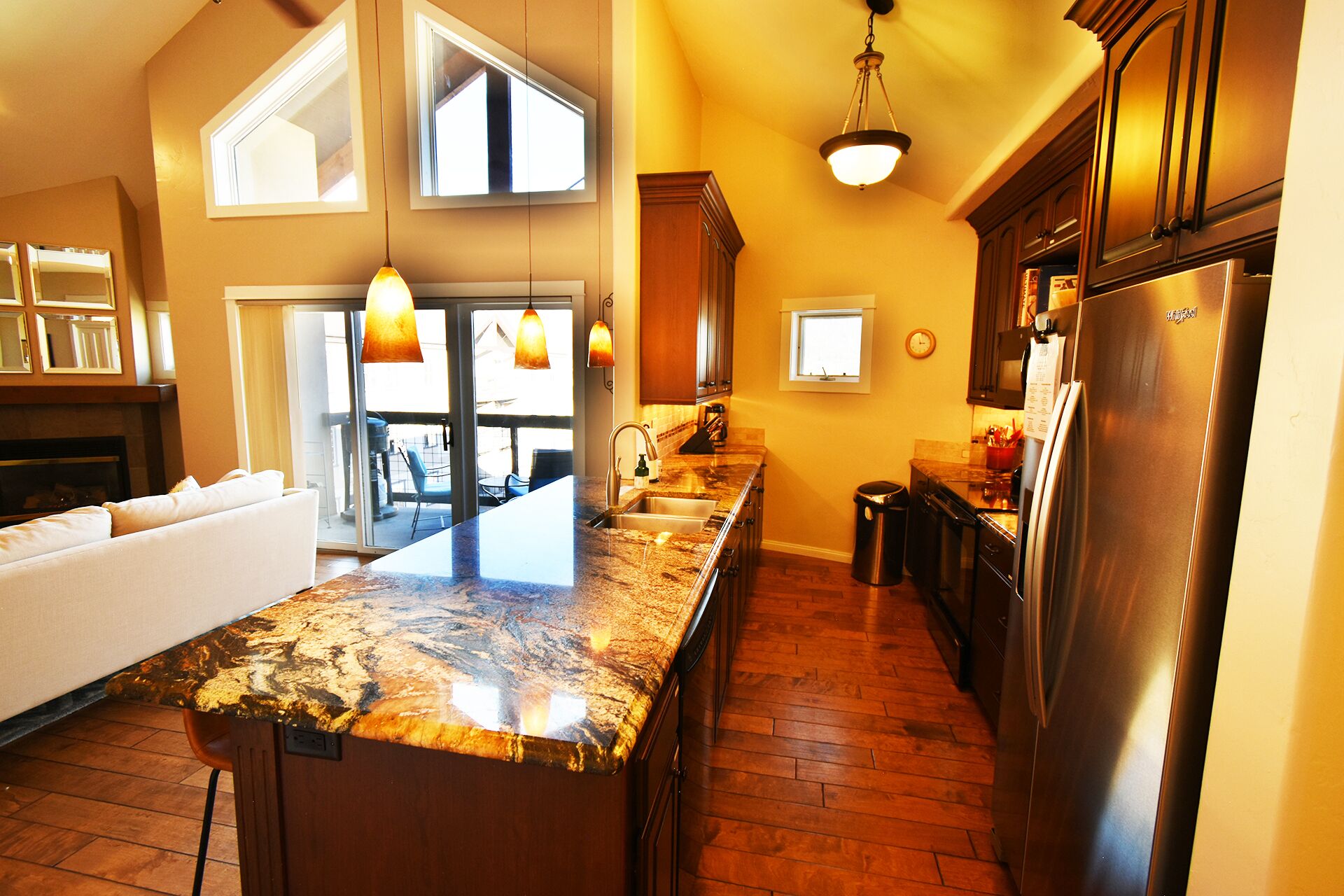 Keystone condo, sleeps 8, family friendly, top floor; available winter dates!