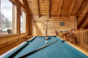Game room - River Front Honeymoon-Anniversary Cabin Rental-Wireless Internet-Fishing access (PIGEON FORGE)