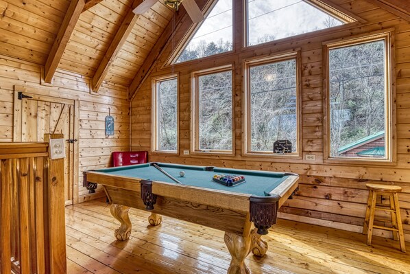 Game room - River Front Honeymoon-Anniversary Cabin Rental-Wireless Internet-Fishing access (PIGEON FORGE)