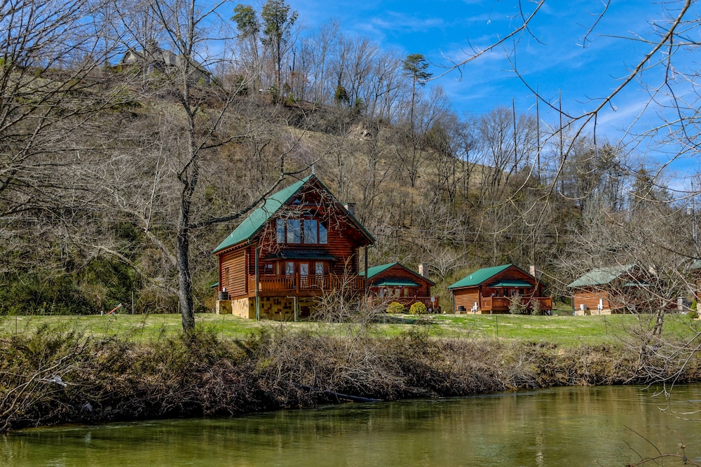 River Front Honeymoon-Anniversary Cabin Rental-Wireless Internet-Fishing access