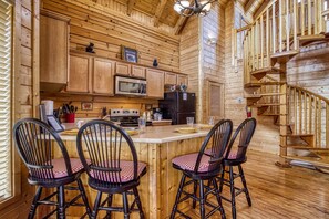 Fridge, microwave, oven, stovetop - River Front Honeymoon-Anniversary Cabin Rental-Wireless Internet-Fishing access (PIGEON FORGE)