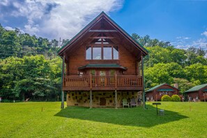 Exterior - River Front Honeymoon-Anniversary Cabin Rental-Wireless Internet-Fishing access (PIGEON FORGE)