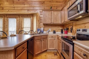 Fridge, microwave, oven, stovetop - River Front Honeymoon-Anniversary Cabin Rental-Wireless Internet-Fishing access (PIGEON FORGE)