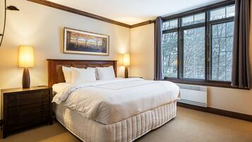 3 bedrooms, desk, iron/ironing board, travel cot