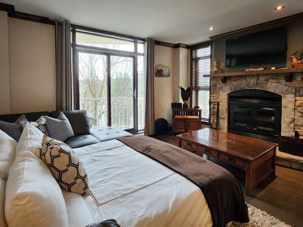 3 habitaciones, escritorio y tabla de planchar con plancha 