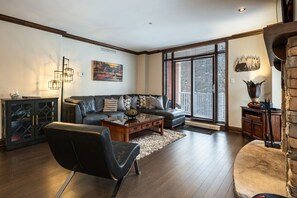 Smart TV, chimenea y estéreo 