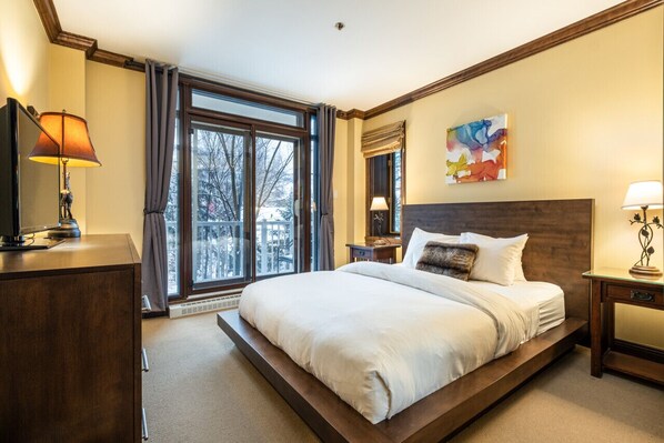 3 habitaciones, escritorio y tabla de planchar con plancha 