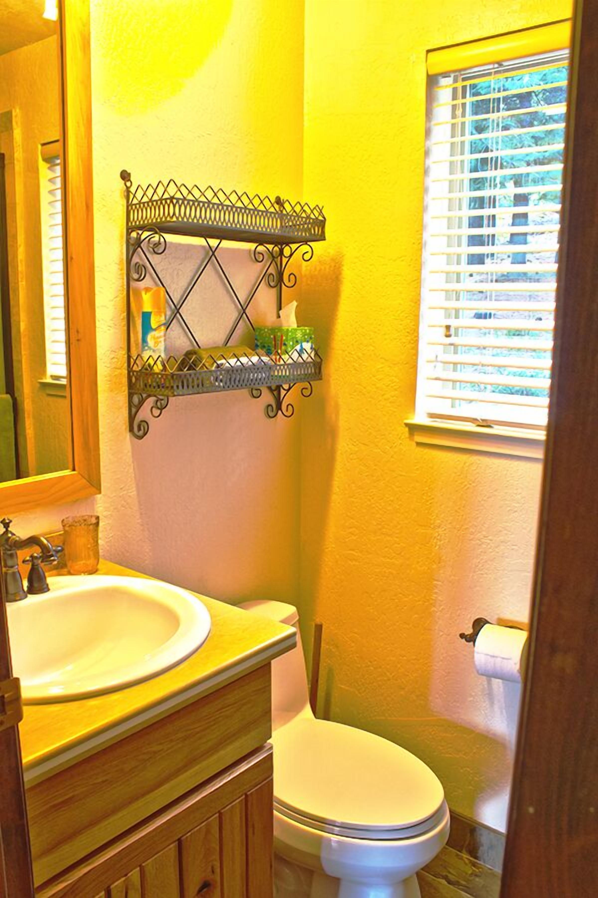 Charming Tahoe Donner Cabin with Stunning Mountain Views