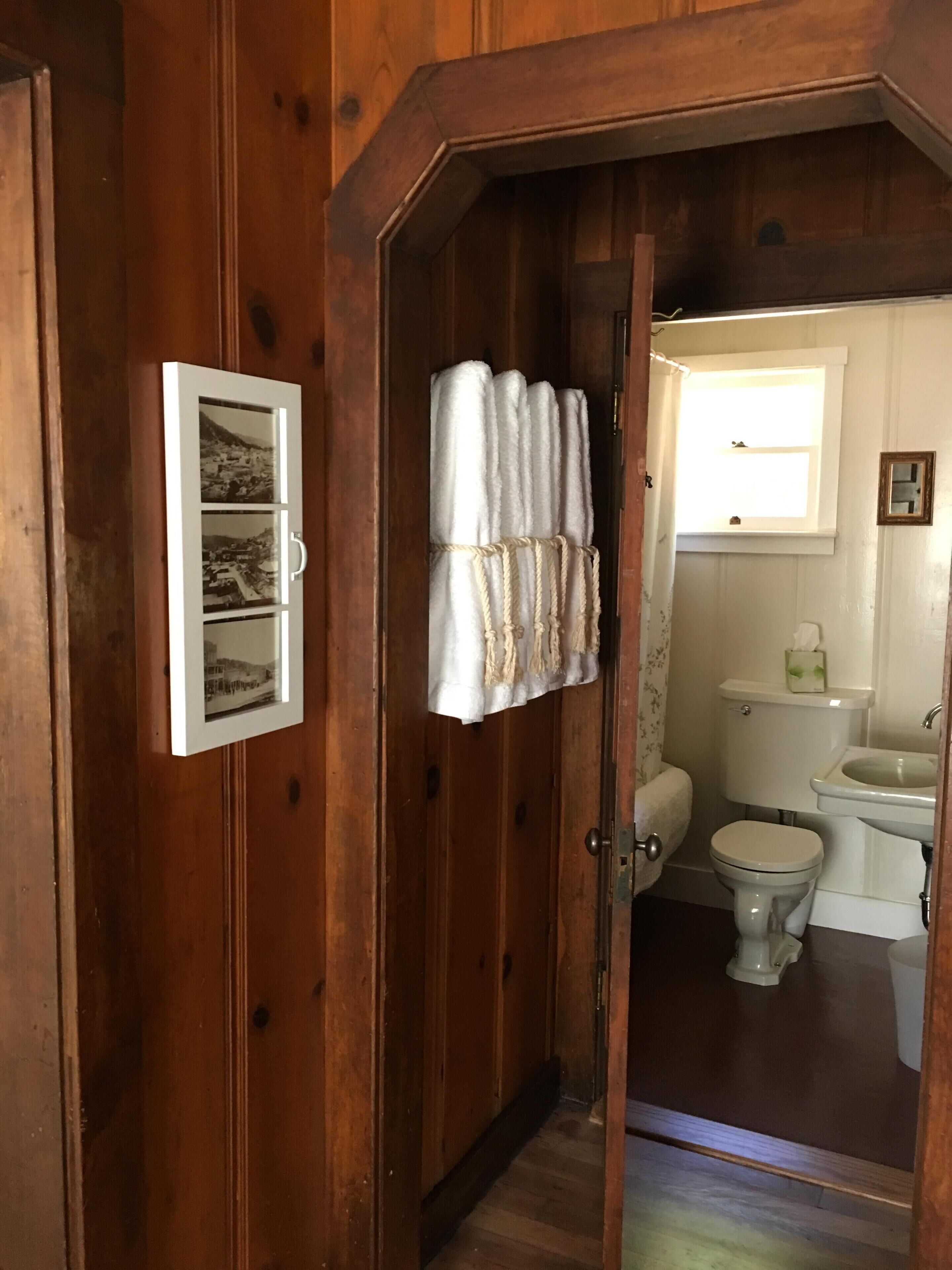 Little Red House Cute, Cozy, Rustic Home in Historic Old Shasta
Whiskeytown Lake