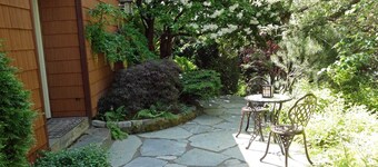 Walking neighborhood minutes from downtown