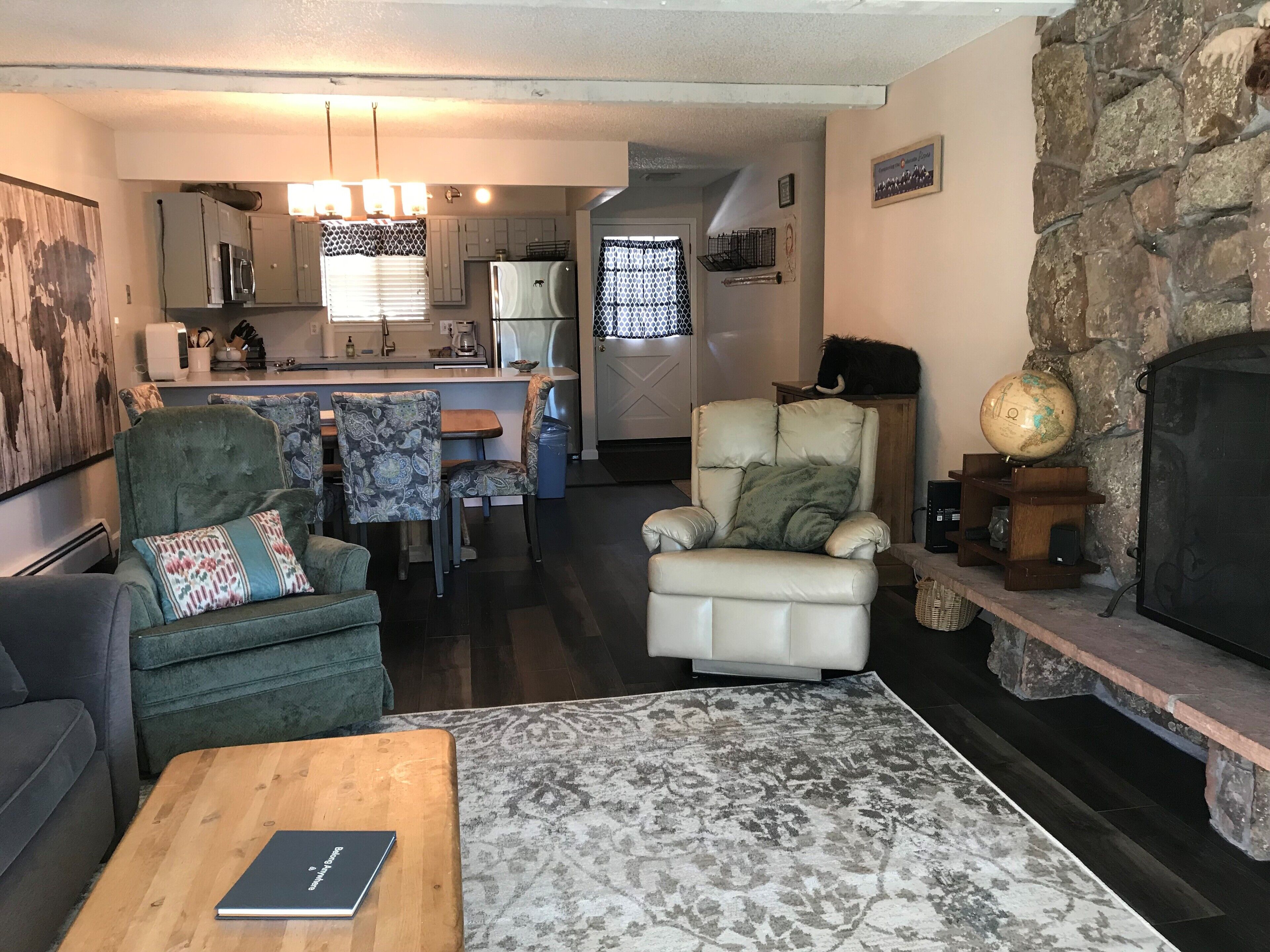 Perfect Location  in Downtown - On the river, walk to Hernandos!