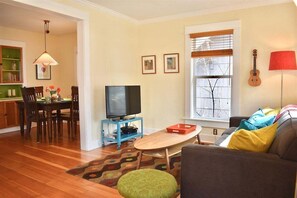 Een televisie en een open haard