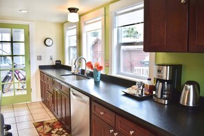 Réfrigérateur, micro-ondes, four, lave-vaisselle