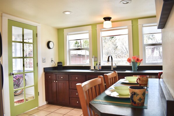 Réfrigérateur, micro-ondes, four, lave-vaisselle