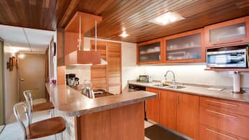 Frigorifero, microonde, forno, piano cottura