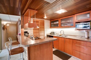 Réfrigérateur, four à micro-ondes, un four, surface de cuisson