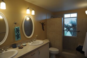 Dusj, miljøvennlige toalettsaker, hårføner og håndklær