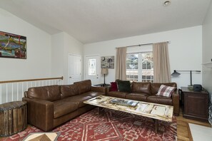 Smart TV, chimenea, videojuegos y futbolito 