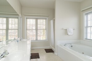 Combined shower/bathtub, jetted bath, hair dryer, towels