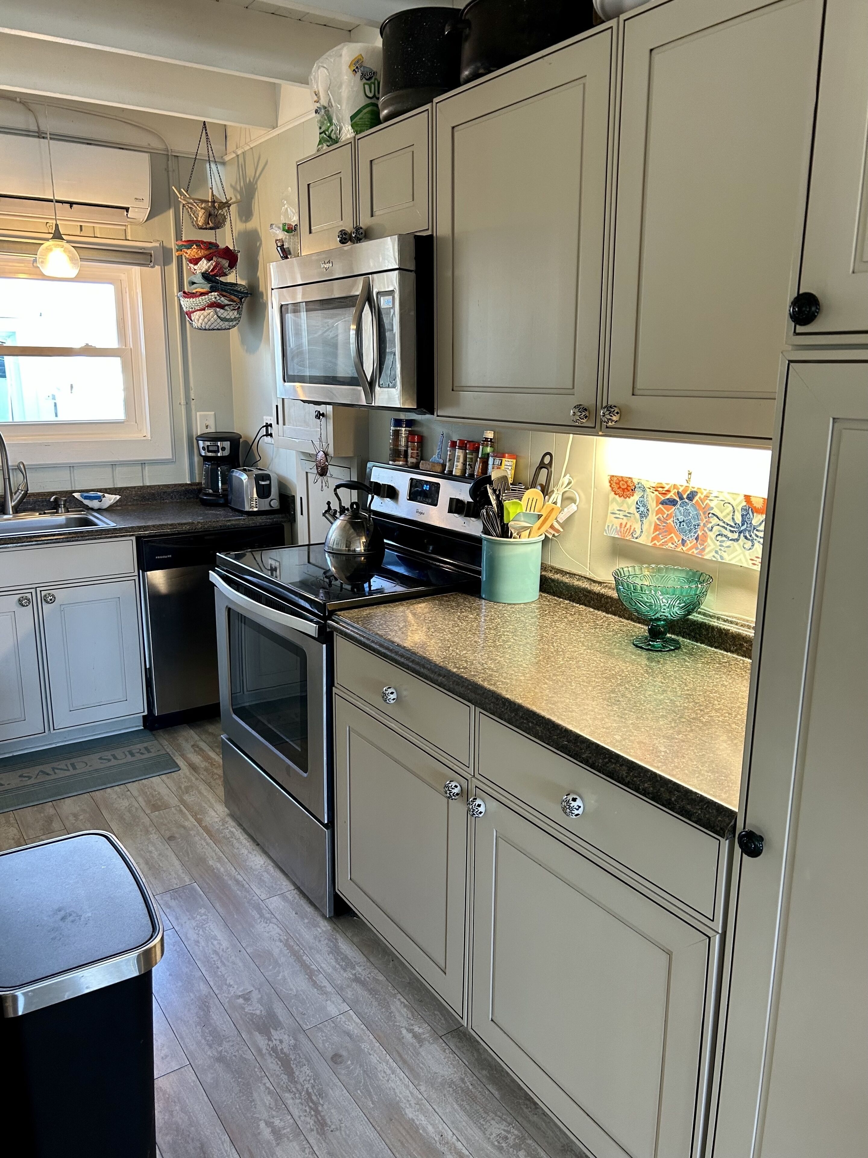 40 yards from the beach, heat / ac splits, 4 season rental, pet friendly!