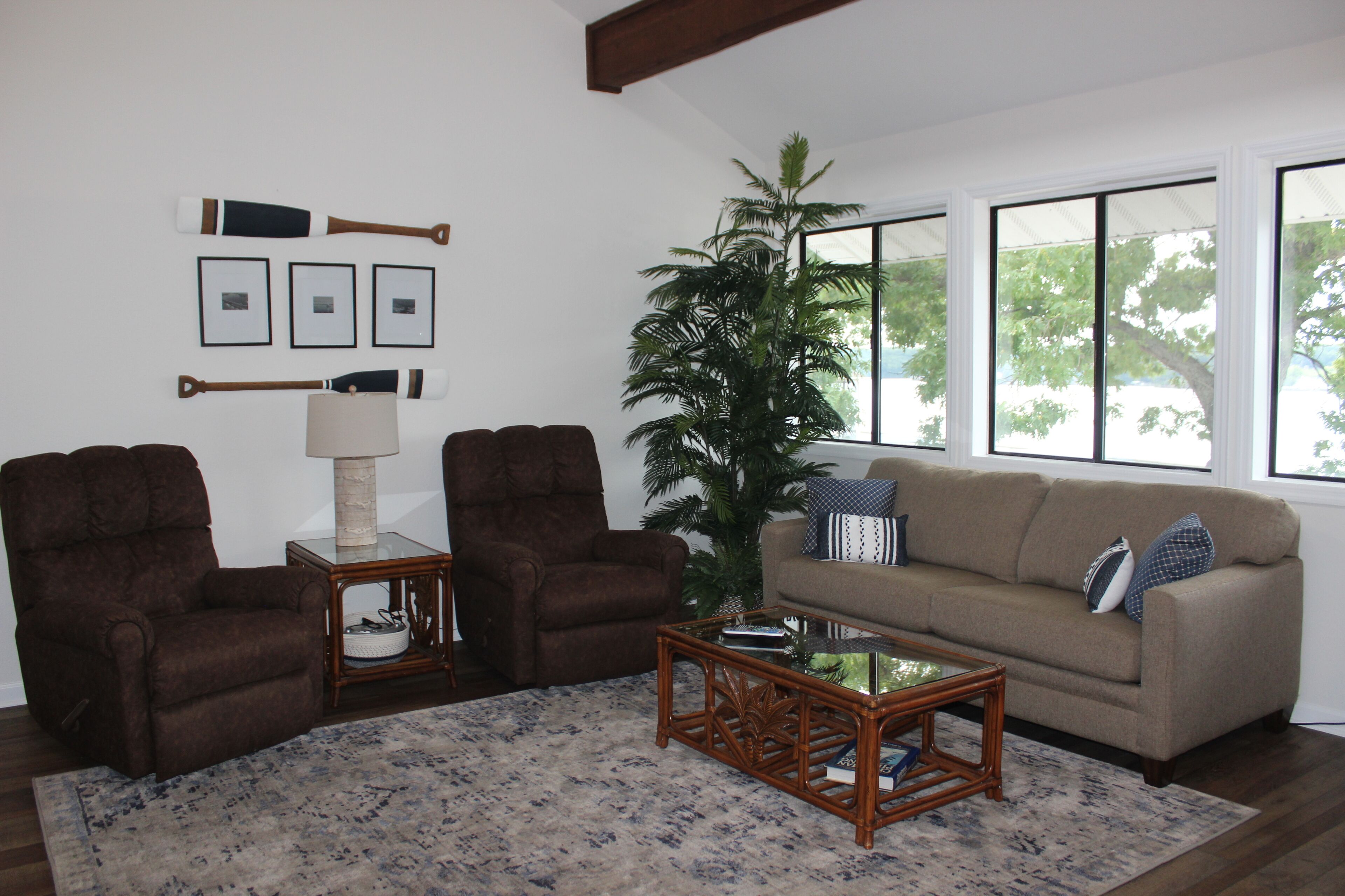 Beautiful 2 BR Condo with Breathtaking View of the Lake!!!