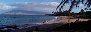 Beach nearby - Maui Banyan Ground Floor 2 BR/2 BA at Kam II Beach. Family-Friendly, Sleeps 4-8 (Kihei)