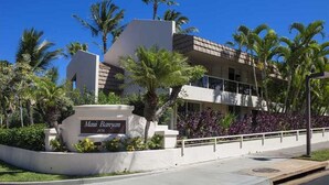 Un hotel moderno con un letrero que dice "Maui Banyan 2575".