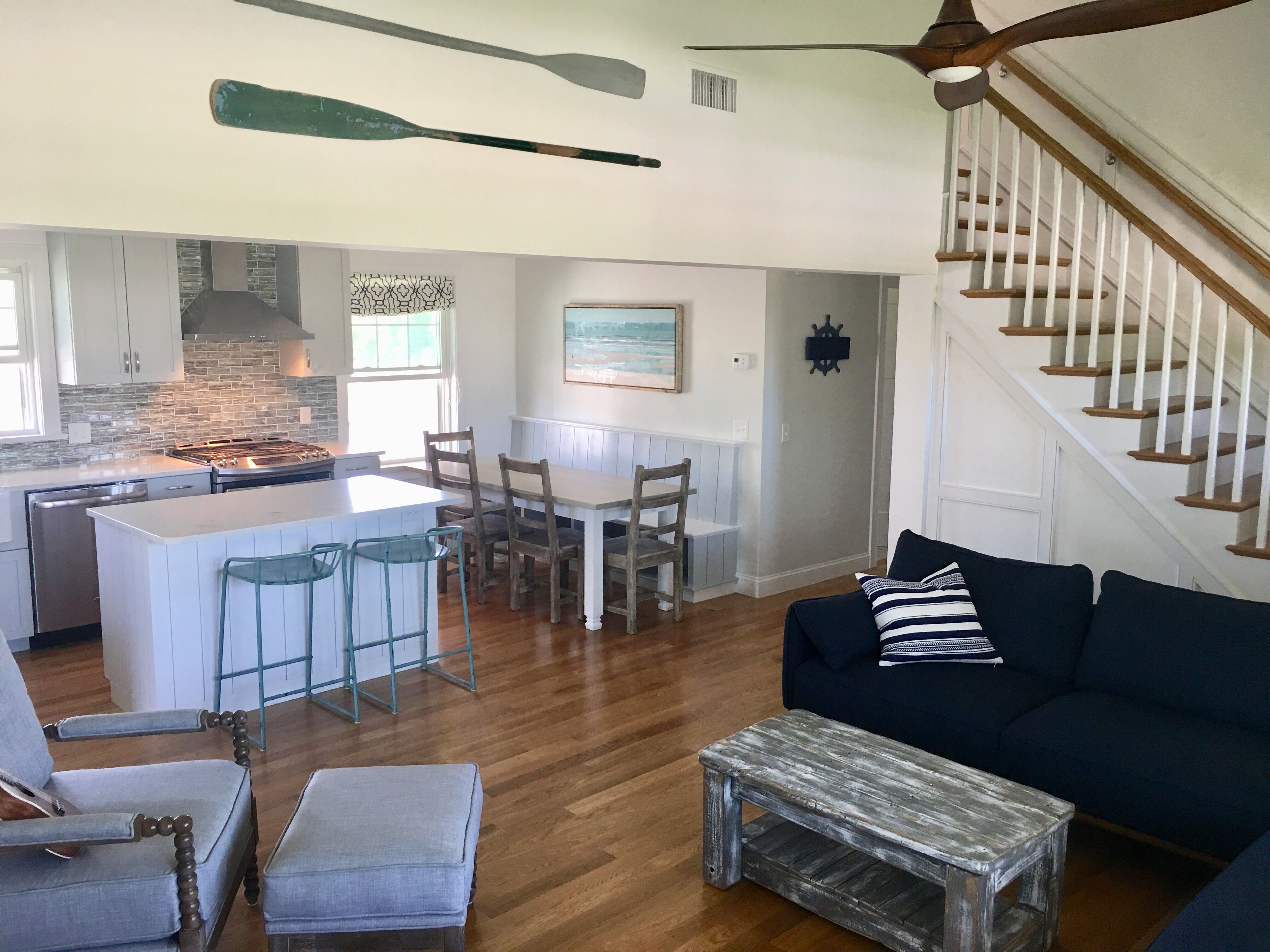 SUNNY SUMMER HOME / 2 BLOCKS FROM THE BEACH / SPACIOUS YARD