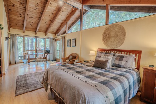 Sunny and Spacious, Hot Tub, Walk to Lake, Bike Path. Panorama Place By Tahoe Time VR