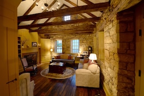 Smart TV, fireplace, video games, books - Peaceful, Spacious, Historic Stone Cottage Getaway (Dundee)