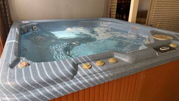 Indoor spa tub