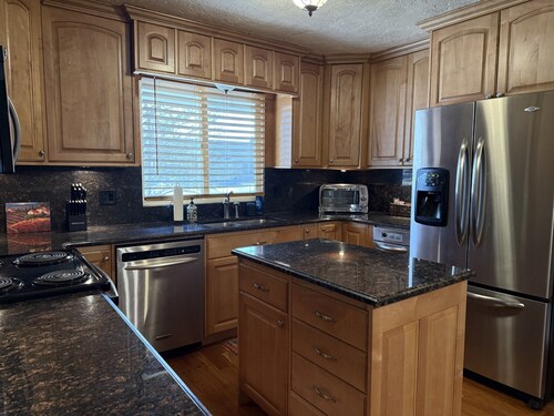 BEST REVIEWS!! Relax  and be Comfortable with Big Screen TV, Hot Tub and BBQ  