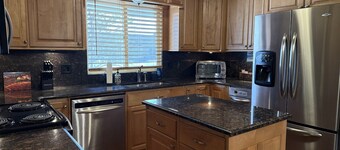 BEST REVIEWS!! Relax  and be Comfortable with Big Screen TV, Hot Tub and BBQ  