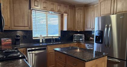 BEST REVIEWS!! Relax and be Comfortable with Big Screen TV, Hot Tub and BBQ