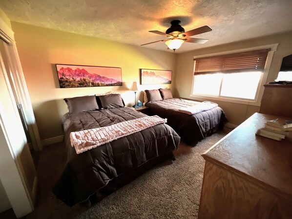 3 habitaciones, caja de seguridad en la habitación y escritorio 