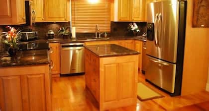 BEST REVIEWS!! Relax and be Comfortable with Big Screen TV, Hot Tub and BBQ