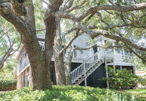 3 BR, 2 BA Viehättävä Elevated House - 1 korttelin Beach! Suuri Seulottu kuisti ja riippumatto!