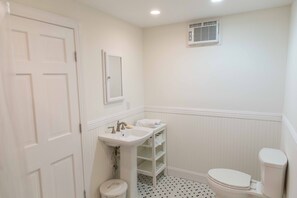 Combined shower/tub, hair dryer, towels