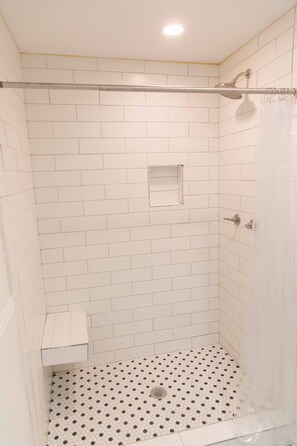 Combined shower/tub, hair dryer, towels