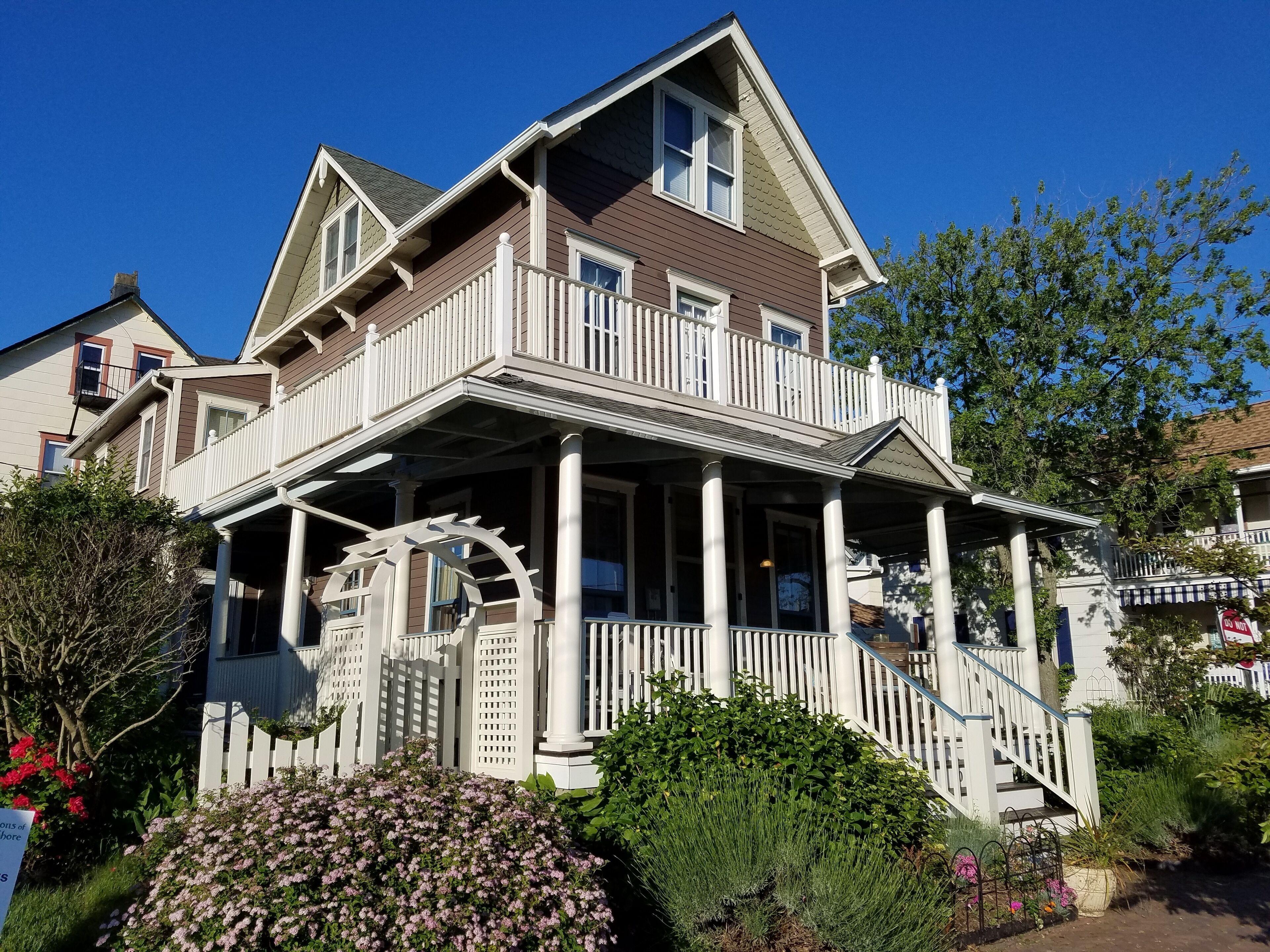 GORGEOUS PRIVATE BEACH HOUSE.  BEACH LOCKER & 4 PASSES.  WALK EVERYWHERE!