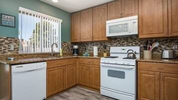 Frigorifero, microonde, forno, piano cottura