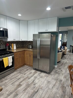 Køleskab, mikrobølgeovn, ovn, kogeplade