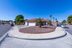 Property grounds - Pool and Hot Tub  Beach house 3 bedroom.. 3 bedrooms two bath.   STR19-00084 (Henderson)