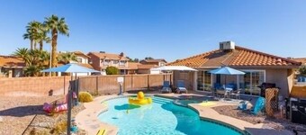 温水浴槽とプールハウス