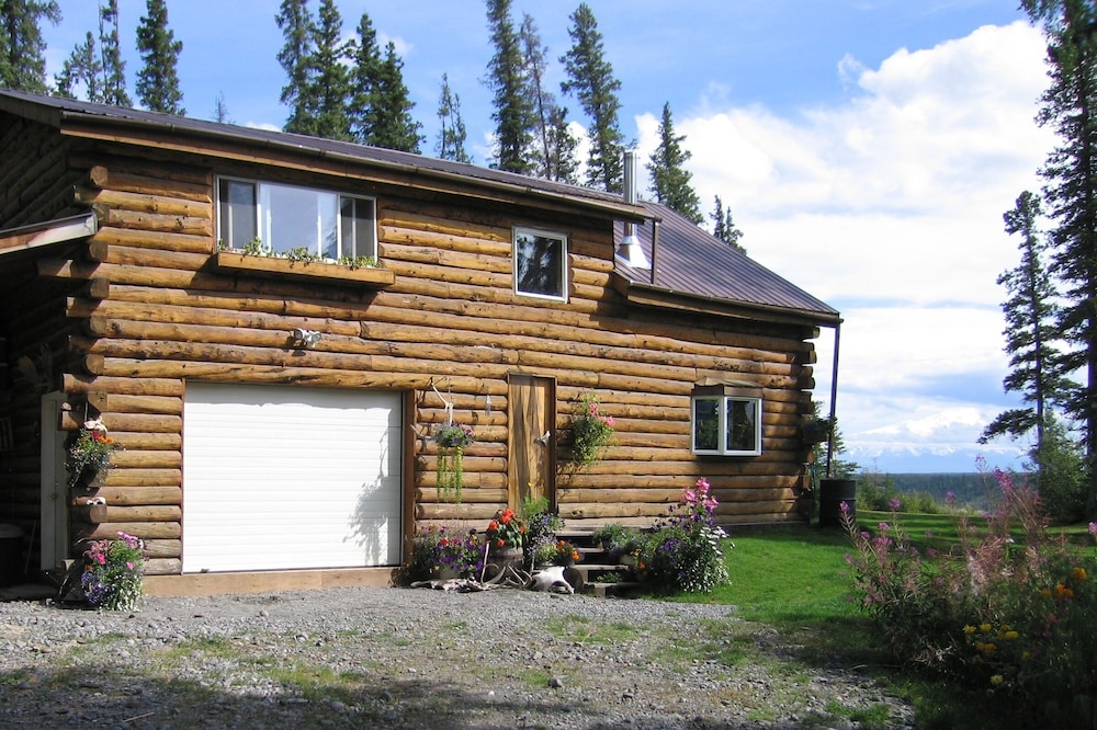 Perched on a high bluff over the Copper River, with an Awesome Mountain View