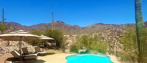 Alberca al aire libre y alberca climatizada